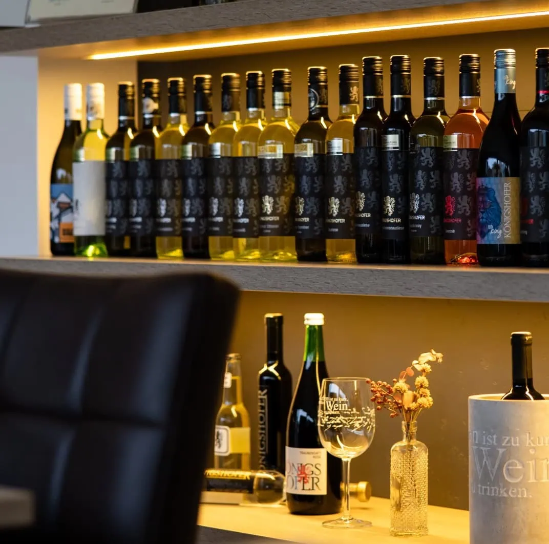 Weingut Königshofer Blick in den Verkostraum mit Flaschen im Fokus.