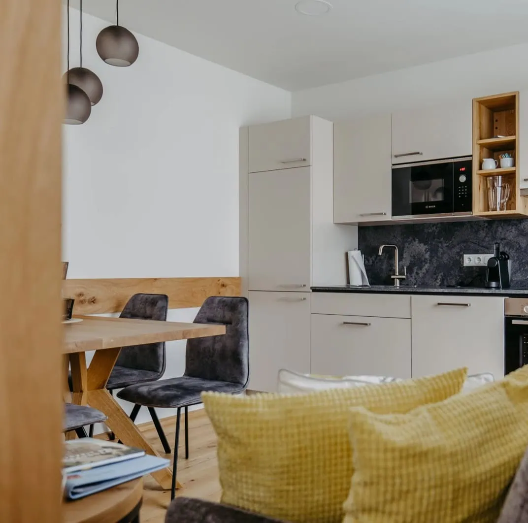 Weingut Königshofer blick ins Fremndenzimmer auf die Küche und den Essbereich.