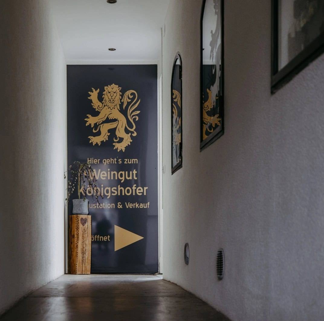 Weingut Königshofer Gang mit Vertäfelung: Hier geht es zum Weingut Königshofer.