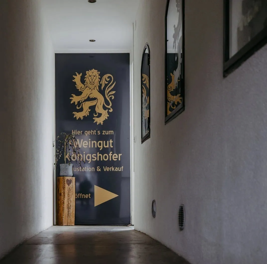 Weingut Königshofer Gang mit Vertäfelung: Hier geht es zum Weingut Königshofer.