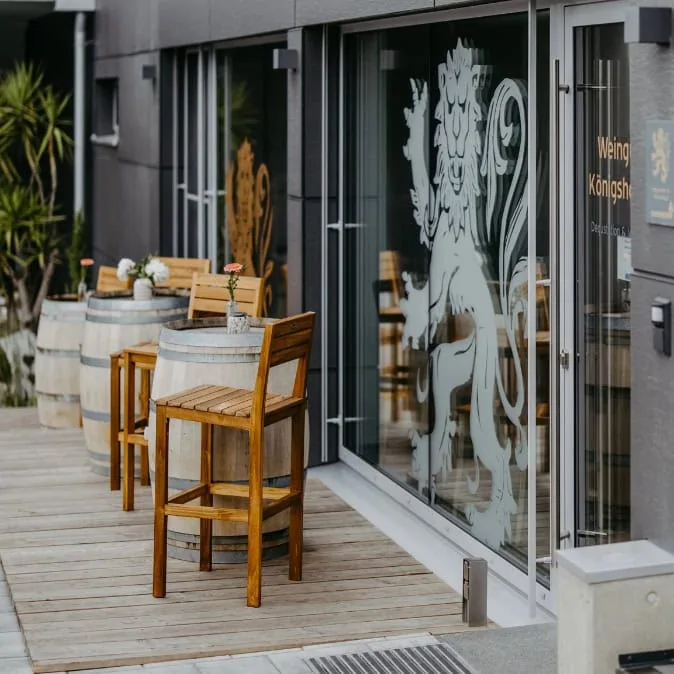 Weinfässer und Sühle auf der Terrasse