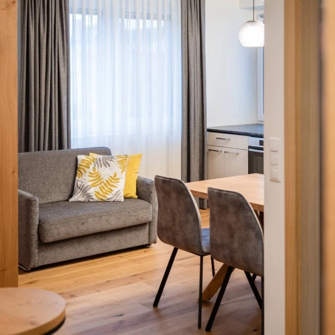 Foto von einem Fremdenzimmer Blick auf den Essbereich und die Küche.