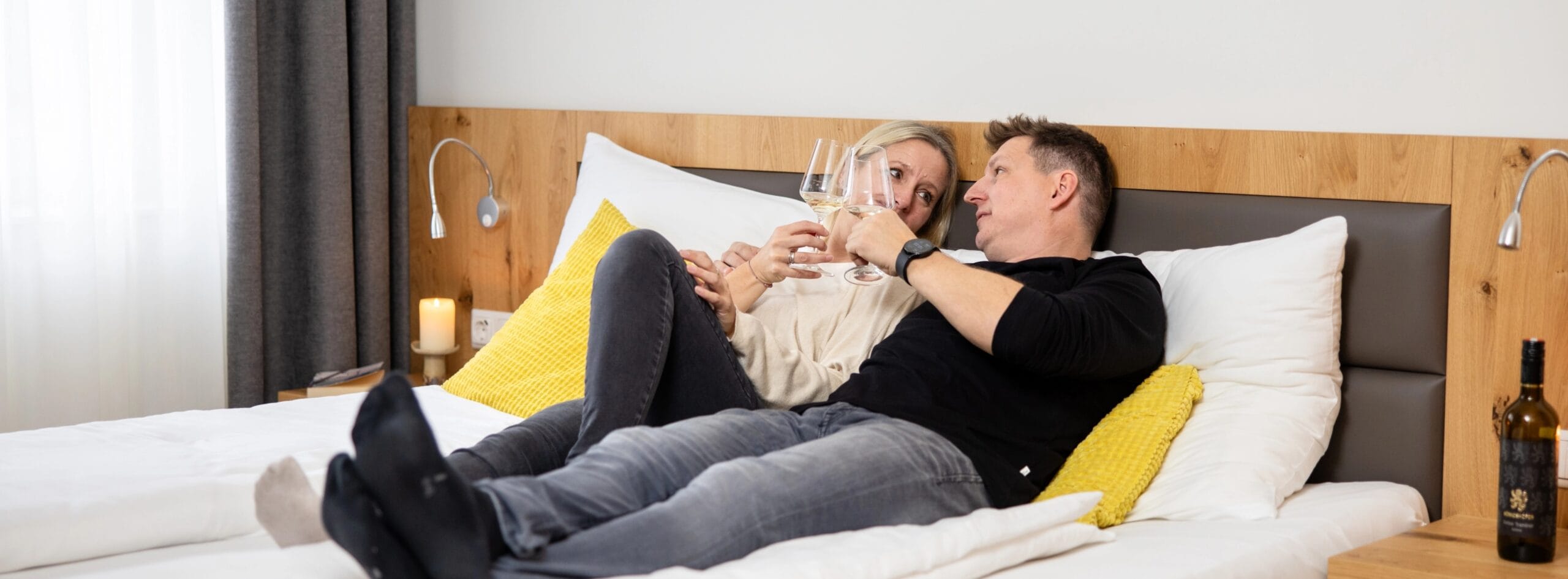 Weingut Koenigshofer im Bett mit Glas Wein