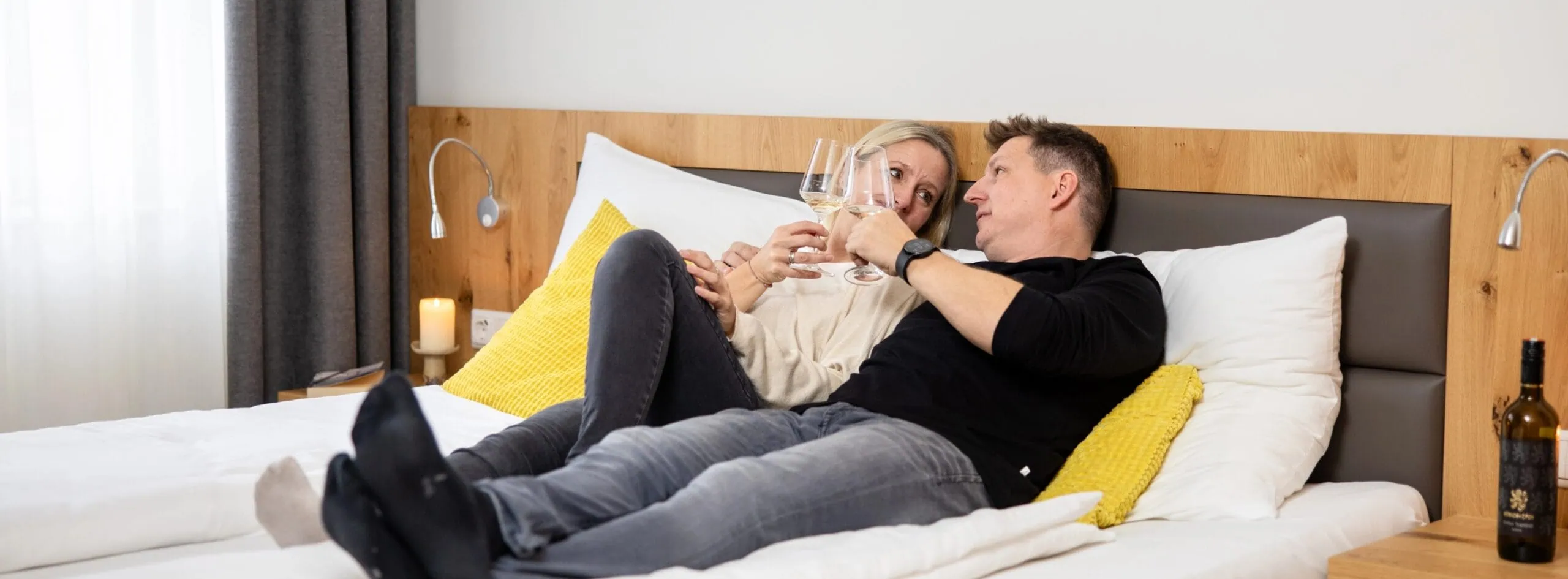 Weingut Koenigshofer im Bett mit Glas Wein